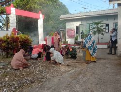 Babinsa Mattirowalie Koramil 07/Tanete Riattang Ikut Bergotong Royong Bersihkan Lingkungan Kantor Kelurahan