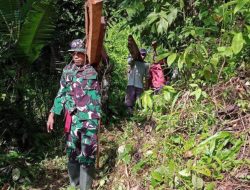 Ringankan Pekerjaan Warga, Babinsa Kel. Kahu Koramil 20/Bontocani Bantu Angkat Balok Kayu