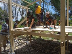 Wujud Kepedulian, Babinsa Koramil 13/Sibulue Bantu Renovasi Rumah Warga