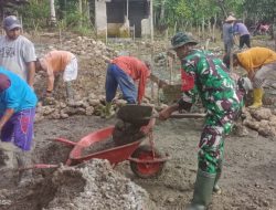 Galakkan Budaya Gotong Royong, Babinsa Koramil 20/Bontocani Bantu Pengecoran Rumah Warga