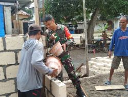 Kebersamaan Babinsa Koramil 09/Lapri Ikut Gotong Royong Bangun Rumah Warga