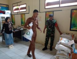 Pastikan Bantuan Tepat Sasaran, Babinsa Bulumpare Koramil 06/Awangpone Dampingi Penyaluran Bantuan Beras