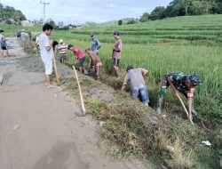 Semangat Gotong Royong, Babinsa Tonra Gandeng Warga Laksanakan Pembersihan Jalan Dan Irigasi