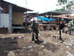 Bakti Untuk Negeri Personel Koramil 1425-04/Kelara Bersama Warga Gelar Aksi Bersih Bersi Pasar