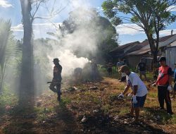 Ciptakan Lingkungan Bersih, Babinsa Desa Damai Bersama Warga Laksanakan Kerja Bakti