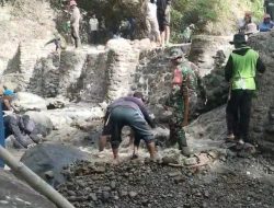 Sinergi Dengan Rakyat, Babinsa Koramil-07 Kodim 1404/Pinrang Kolaborasi Dengan Masyarakat Perbaiki Bendungan Irigasi