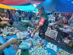 Personil Babinsa Maros Memantau Aktivitas Jual Beli Sembako Di Pasar Tradisional