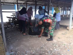 HUT TNI Ke-79 Personel Koramil 04/Kelara Gelar Karya Bakti Pembersihan Pasar