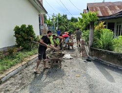 Babinsa Koramil 21/Kota Sigli Bersama Masyarakat Bersihkan Saluran Air untuk Cegah Banjir
