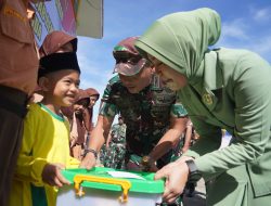 Kunjungan Kerja di Makodim 0116/Nagan Raya Danrem 012/Teuku Umar Bersama Ketua Persit Koorcab Rem 012 bagikan Sembako pada anak yatim