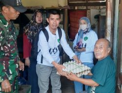 Wujud kepedulian, Babinsa Koramil 1422-04/Mandai Jenguk Warganya Yang Sakit
