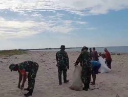 Peduli Kebersihan Lingkungan Babinsa Kelurahan Biringkassi Ajak Warga Gotong Royong Membersihkan Pantai