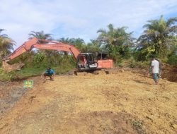 Personil Satgas TMMD dan Alat Berat Fokus Pengerjaan Jalan di Desa Blang Sebe
