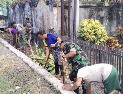 Peduli Kebersihan Lingkungan, Anggota Koramil-08 Kodim 1404/Pinrang Bersihkan Saluran Air Bersama Warga