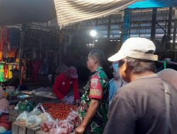 Babinsa Koramil-06 Kodim 1404/Pinrang Cek Harga Sembako di Pasar Tradisional