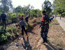 Manfaatkan Hari Libur, Babinsa Ajak Warganya Lakukan Pembersihan Sekitar