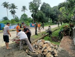 Ciptakan Lingkungan Bersih, Babinsa Maros Bersama Warga Laksanakan Kerja Bakti