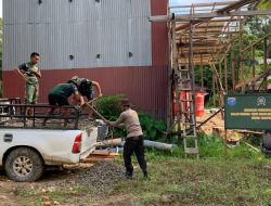 Anggota Satgas TMMD Kodim 1206/Putussibau Dan Warga Laksanakan Penurunan Material Batu Untuk Pembuatan MCK