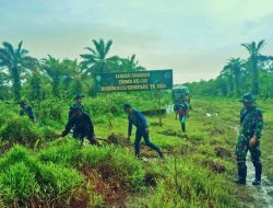 Satgas TMMD Bersama Warga Masyarakat Gotong Royong Bersihkan Semak Belukar