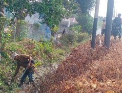 Cegah Banjir, Koramil-02 Kodim 1404/Pinrang Bersama Warga Kerja Bakti Bersihkan Saluran Air