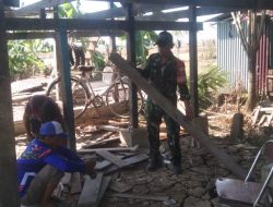 Atasi Kesulitan Warganya, Babinsa Koramil 1422-04/Mandai Gotong Royong Bantu Renovasi Rumah
