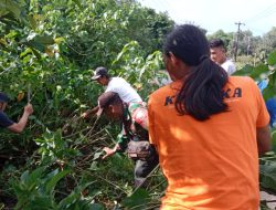 Personil Koramil 1422-04/Mandai Bersama Masyarakat Karya Bhakti Bersihkan Pasar