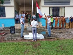 Danramil 05/Darul Makmur Pimpin Upacara Pengibaran Bendera Merah Putih di SMA Negeri Bunga Bangsa