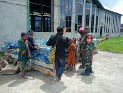 WUJUD KEPEDULIAN KEPADA MASYARAKAT BABINSA KORAMIL 1703-02/TIGI DISTRIBUSIKAN AIR BERSIH UNTUK WARGA