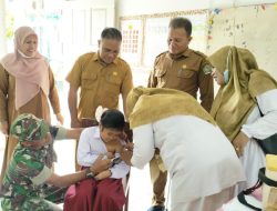 Babinsa Garda Terdepan; Sinergi Babinsa dan Puskesmas Sukseskan Imunisasi BIAS Untuk Kesehatan Siswa