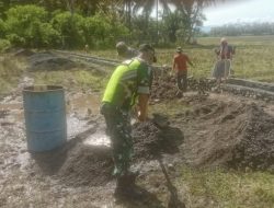 Sebagai Mitra Masyarakat, Babinsa Bantu Pembangunan Jalan dan Saluran di Desa Mesjid Gogo