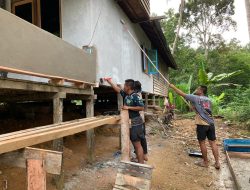 Satgas TMMD Reguler Ke-122 Kodim 1206/Putussibau Lakukan Pengecatan RTLH Milik Ibu Salemah