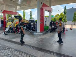 Babinsa Koramil-04 Kodim 1404/Pinrang Dan Bhabinkamtibmas Pantau Aktifitas Di SPBU
