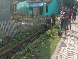 Peduli Kebersihan Lingkungan, Koramil-03 Kodim 1404/Pinrang Bersama Warga Kerja Bakti Bersihkan Saluran Air