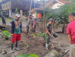 Semangat Gotong Royong, Koramil 02 Enrekang Gelar Karya Bhakti Bersihkan Selokan