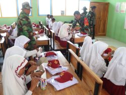 Dansatgas TMMD Letkol Inf Muhammad Amin, S.IP., Bagikan Nasi Kotak Dan Seragam Sekolah kepada Siswa Kurang Mampu di SDN Negeri 21 Bangkala Barat