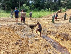 “Dengan Penuh Semangat” Satgas TMMD Reguler Ke-122 Kodim 1206/Putussibau Laksanakan Pembersihan Jalan Penghubung Antar Dusun Yang Masih Dalam Proses Pengerjaan