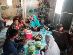 Bingkai Kedekatan dan Kekeluargaan, Anggota Satgas TMMD Ke 122 Kodim 1425/Jeneponto Bantu Masak Dan Makan Bersama Warga