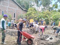 Budayakan Gotong Royong, Babinsa Ajak Masyarakat Kerja Bakti Bersama untuk Pembangunan Pondasi Rumah di Desa