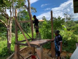 Satgas TMMD Reguler Ke-122 Kodim 1206/Putussibau Laksanakan Pemasangan Rangka Besi Dan Pengecoran Box Tower Penguin