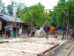 Gotong Royong Satgas TMMD Kodim 1805/Raja Ampat dan Warga, Merakit Kayu untuk Pembangunan RTLH