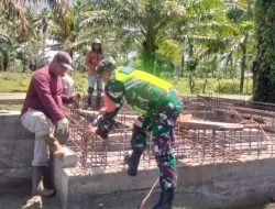 Babinsa Posramil Kuala Pesisir Bantu Gotong Royong Pembuatan Jembatan