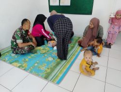 Kurangi Angka Stunting, Babinsa Maros Dampingi Pemberian Imunisasi di Posyandu