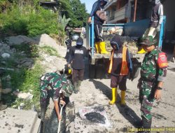 Personil Koramil-04 Kodim 1404/Pinrang Kerja Bakti Bersama Warga Bersihkan Saluran Air