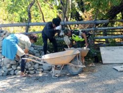 Babinsa Simpang Tiga Turut Galang Kebersamaan dalam Pembangunan Infrastruktur Desa Madika