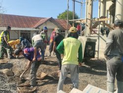 Babinsa Kembang Tanjong Turut Serta dalam Gotong Royong Pembangunan Mesjid Quba Glumpang