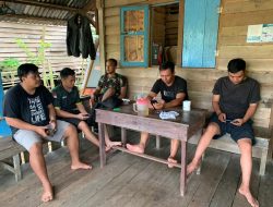 Anggota Satgas TMMD Reguler Ke-122 Kodim 1206/Putussibau Laksanakan Komsos Di Sela-Sela Istirahat