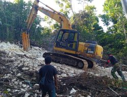 Tembus medan terjal Satgas TMMD ke-122 Kodim 1805/Raja Ampat penyelesaian pekerjaan jalan jumat (11/10/2024)