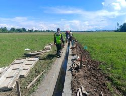 Karya Bakti: Babinsa Koramil 09/Mutiara Bantu Masyarakat Bangun Irigasi Wujudkan Ketahanan Pangan