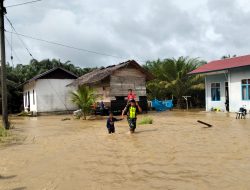 Babinsa Posramil Tripa Makmur Terjun Langsung bantu Anak-anak dan Masyarakat melewati banjir