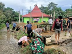 Jumat Bersih Anggota Koramil 01/Maiwa Bersihkan Lingkungan Masjid Nurul Hijrah